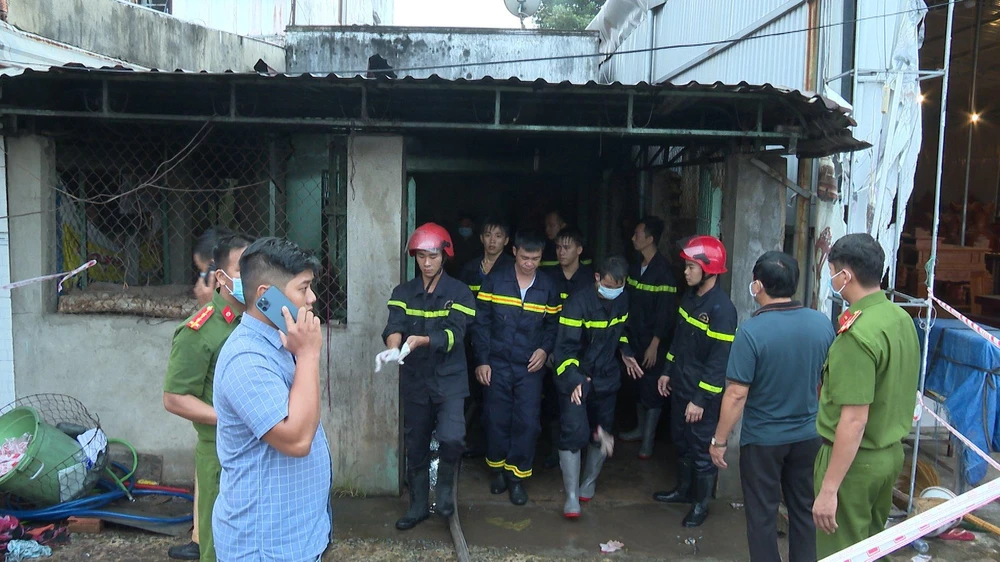 Lực lượng công an có mặt tại hiện trường điều tra nguyên nhân vụ cháy. Ảnh: ĐT