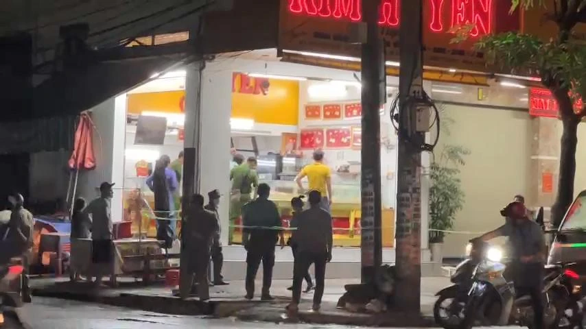 Lực lượng công an khám nghiệm hiện trường điều tra vụ việc. Ảnh: LA