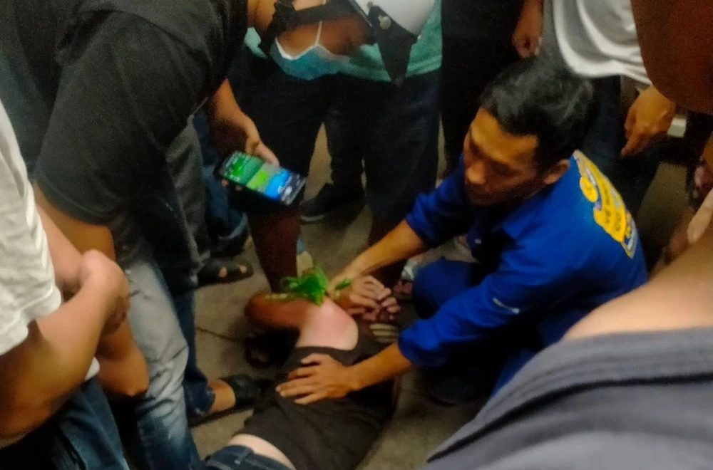 Bắt giữ nam thanh niên đập kính cướp vàng. Ảnh: LA