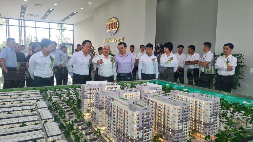 Ông Nguyễn Thanh Nghị, Bộ trưởng Bộ Xây dựng cùng lãnh đạo tỉnh Bình Dương tham quan mô hình phối cảnh dự án NƠXH. Ảnh: LÊ ÁNH