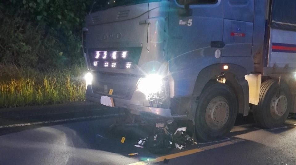 Chiếc xe máy đâm trực diện vào đầu ô tô tải, khiến hai thanh niên tử vong. Ảnh: TT Chiếc xe máy đâm trực diện vào đầu ô tô tải, khiến hai thanh niên tử vong. Ảnh: TT