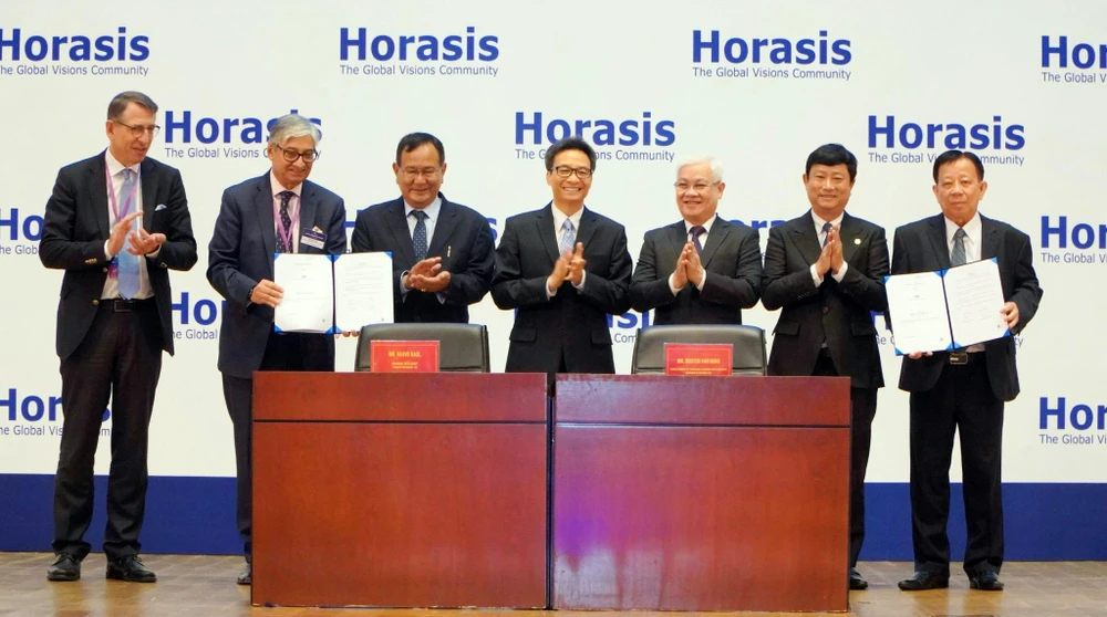 Tổng Công ty Becamex và Liên đoàn Công nghiệp Ấn Độ đã ký kết bản ghi nhớ hợp tác. Ảnh: LÊ ÁNH