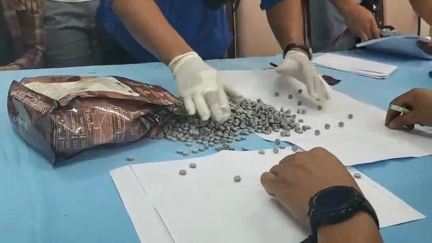 Số thuốc lắc được ngụy trang tinh vi trong các gói kẹo có nhãn mác nước ngoài. Ảnh: CACC Số thuốc lắc được ngụy trang tinh vi trong các gói kẹo có nhãn mác nước ngoài. Ảnh: CACC