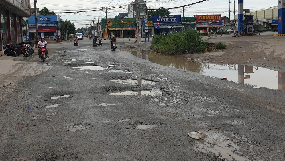 Đoạn đường này bị hư hỏng khiến nhiều người dân từng bị té ngã khi lưu thông qua đây. Ảnh: LÊ ÁNH