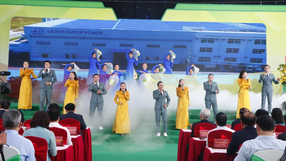 Chính quyền và người dân Chơn Thành hân hoan chào đón ngày thành lập thị xã Chơn Thành. Ảnh: LÊ ÁNH