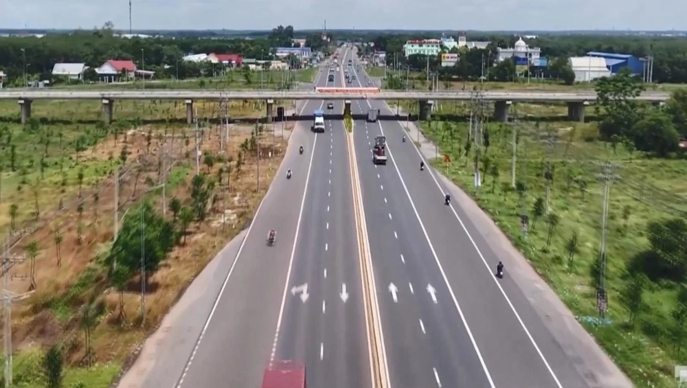 Chơn Thành có vị trí thuận lợi, có nhiều tuyến đường huyết mạch đi qua, kết nối dễ dàng với các tỉnh khu vực Đông Nam Bộ. Ảnh: LÊ ÁNH