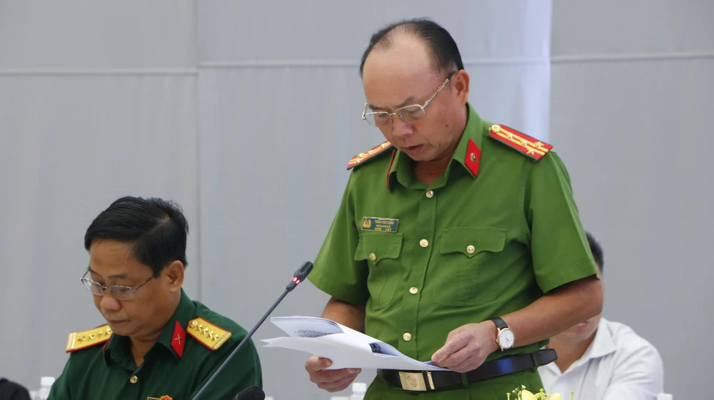 Đại tá Trần Văn Chính khẳng định không có chuyện cán bộ công an có cổ phần trong quán karaoke An Phú. Ảnh: LÊ ÁNH