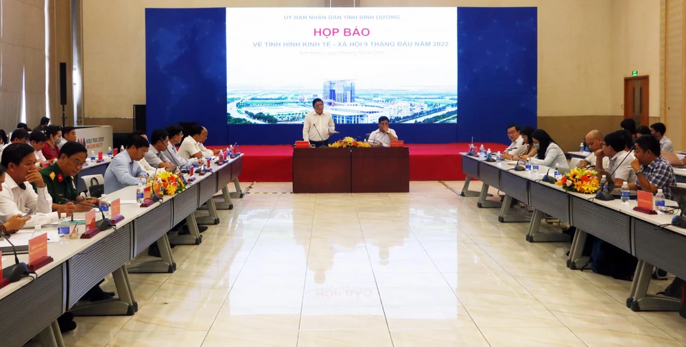 Ông Nguyễn Tầm Dương- Chánh Văn phòng UBND tỉnh Bình Dương thông tin về tình hình kinh tế-xã hội tỉnh Bình Dương. Ảnh: LÊ ÁNH