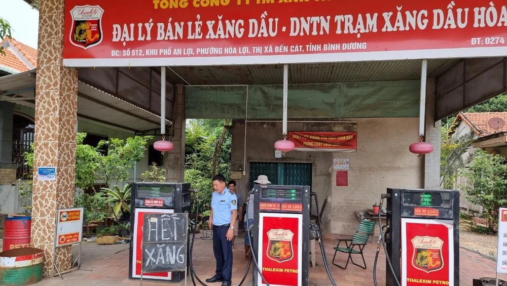 Các cây xăng treo bảng hết xăng tại Bình Dương. Ảnh: LA