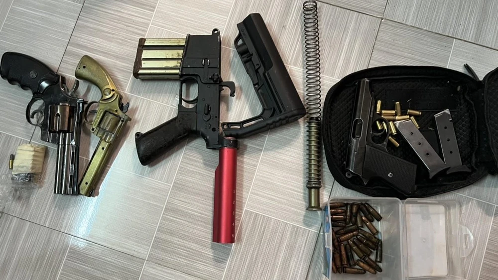 Số ma túy và súng đạn cơ quan công an thu giữ của Thanh. Ảnh: CACC