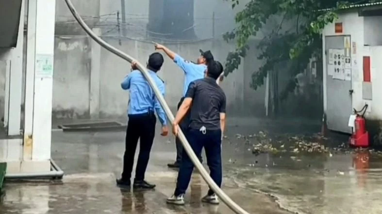 Các công nhân đã khẩn trương phun nước khống chế ngọn lửa trong khi chờ lực lượng PCCC. Ảnh: Người dân cung cấp