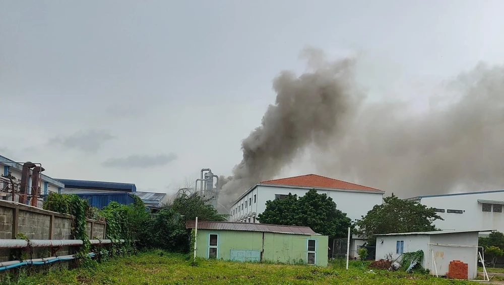Sau tiếng nổ lớn, lửa bốc lên kèm theo khói dày đặc. Ảnh: Người dân cung cấp