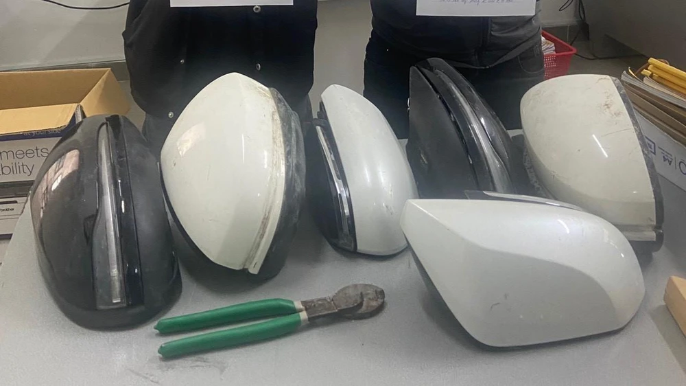 Ba cặp gương chiếu hậu thu giữ được. Ảnh: CACC