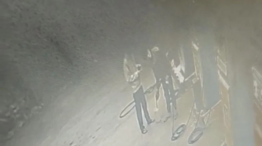 Vào ngày 1-10, ông T đi bộ đến một cây xăng gần nhà để mua một can xăng. Ảnh: CACC Vào ngày 1-10, ông T đi bộ đến một cây xăng gần nhà để mua một can xăng. Ảnh: CACC