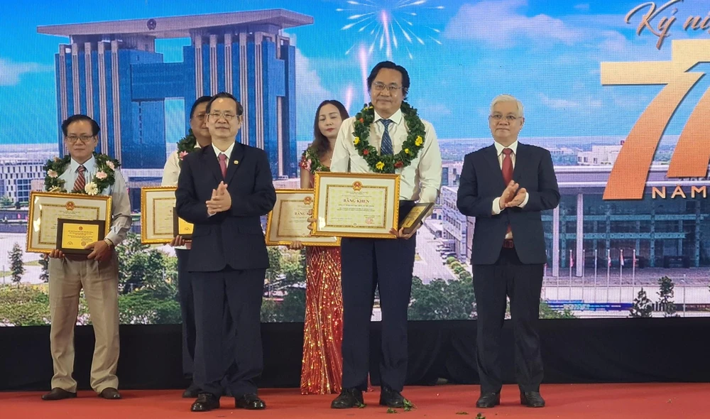 131 doanh nhân, doanh nghiệp tiêu biểu được tôn vinh, nhận bằng khen của Chủ tịch UBND tỉnh Bình Dương. Ảnh: LÊ ÁNH