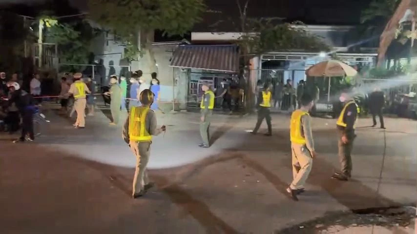 Lực lượng công an phong tỏa hiện trường điều tra vụ án mạng. Ảnh: LA