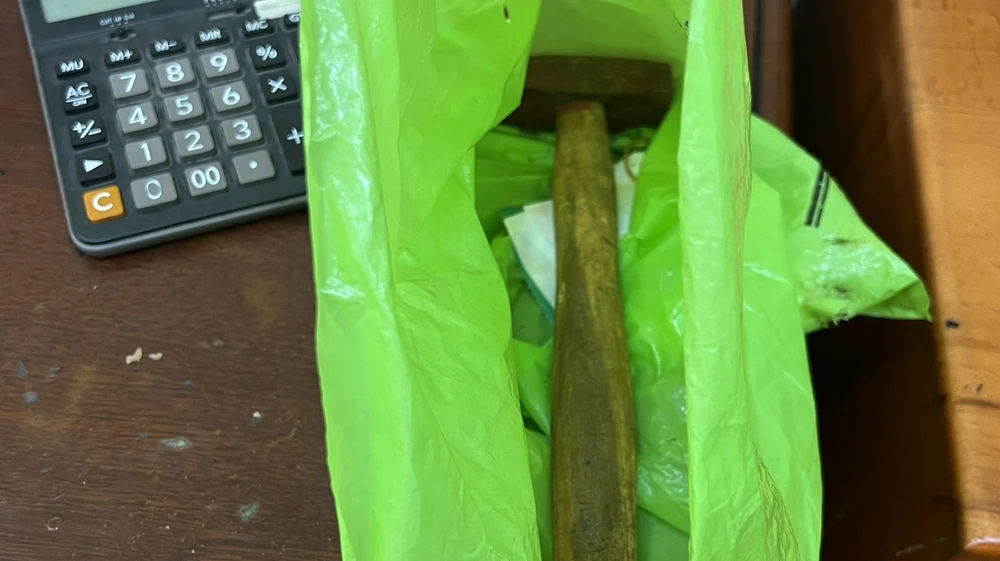 Tiến dùng búa để đập bể tủ kính rồi cướp vàng. Ảnh: CACC