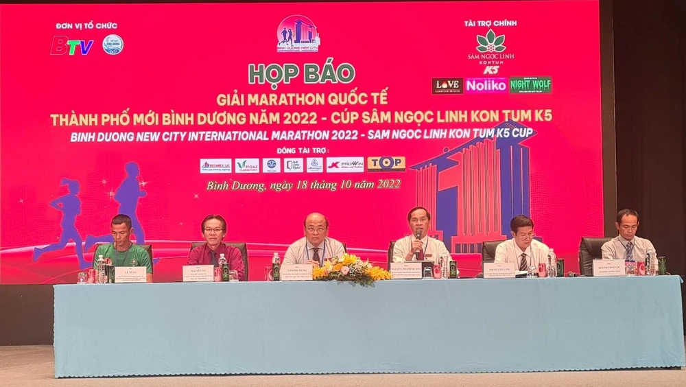 Ban tổ chức thông tin về giải chạy marathon Quốc tế thành phố mới Bình Dương năm 2022 - Cúp Sâm Ngọc Linh Kontum K5. Ảnh: LÊ ÁNH