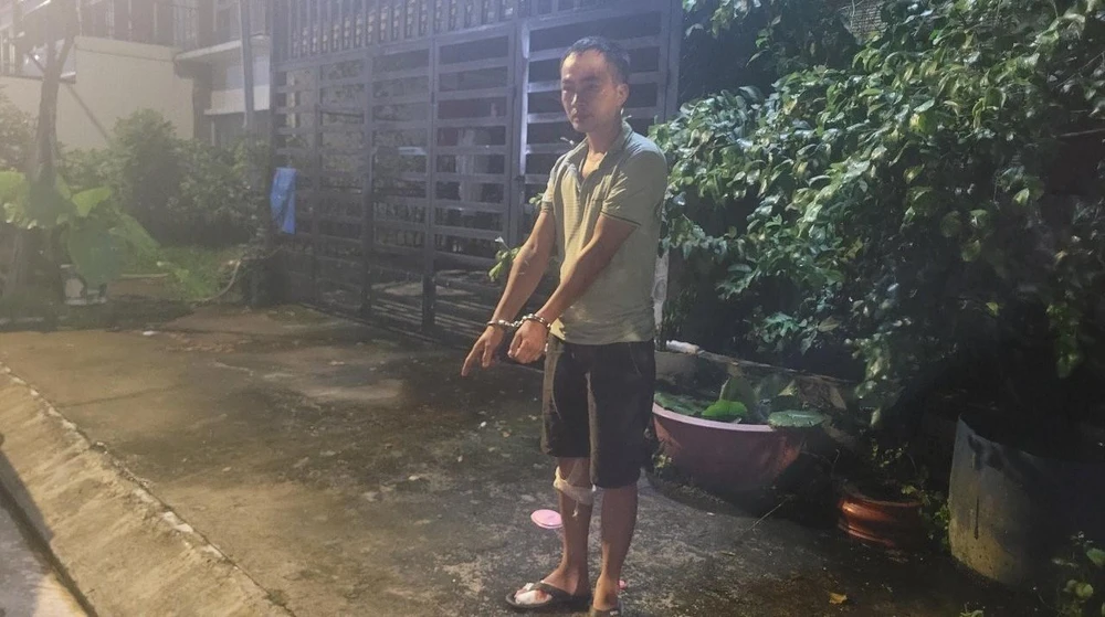 Đang trộm xích đu của người dân thì Đông bị bắt. Ảnh: CACC