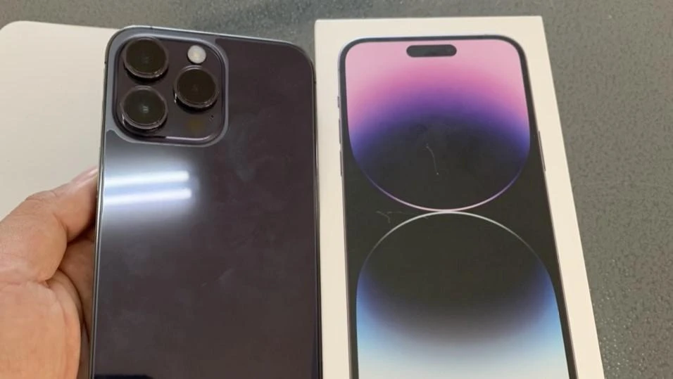 Chiếc Iphone 14 mới cướp được chưa kịp tẩu tán được cơ quan công an thu giữ. Ảnh: LA Chiếc Iphone 14 mới cướp được chưa kịp tẩu tán được cơ quan công an thu giữ. Ảnh: LA