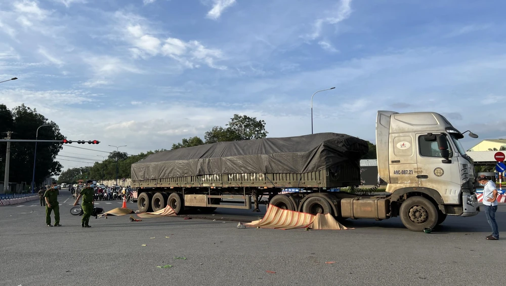 Lực lượng công an đang khám nghiệm hiện trường vụ tai nạn giao thông gây hậu quả nghiêm trọng. Ảnh: LA Lực lượng công an đang khám nghiệm hiện trường vụ tai nạn giao thông gây hậu quả nghiêm trọng. Ảnh: LA