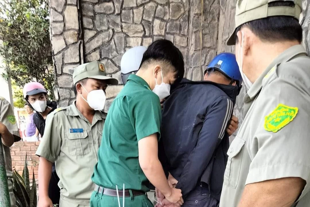 Nam thanh niên chưa kịp châm lửa đốt đã bị khống chế. Ảnh: Người dân cung cấp Nam thanh niên chưa kịp châm lửa đốt đã bị khống chế. Ảnh: Người dân cung cấp