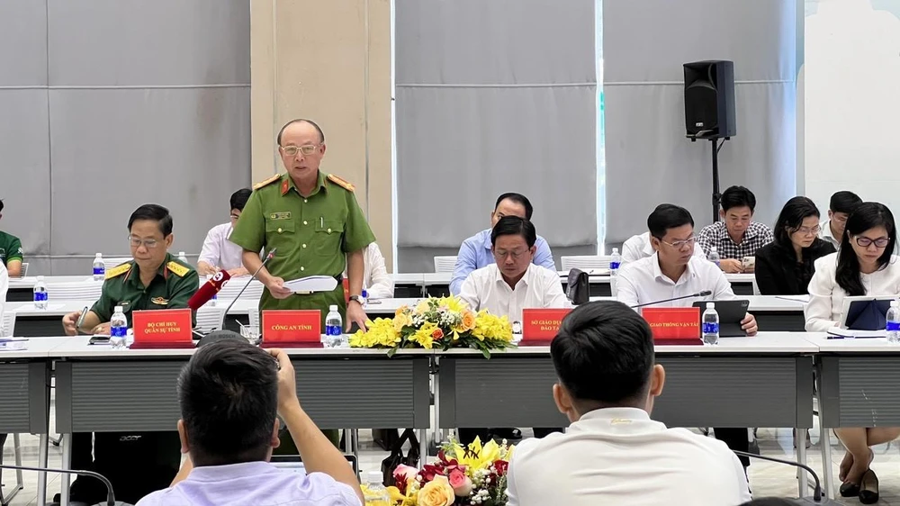 Đại tá Trần Văn Chính, Phó Giám đốc Công an tỉnh Bình Dương thông tin về tiến độ điều tra vụ cháy quán karaoke An Phú. Ảnh: LÊ ÁNH Đại tá Trần Văn Chính, Phó Giám đốc Công an tỉnh Bình Dương thông tin về tiến độ điều tra vụ cháy quán karaoke An Phú. Ảnh: LÊ ÁNH