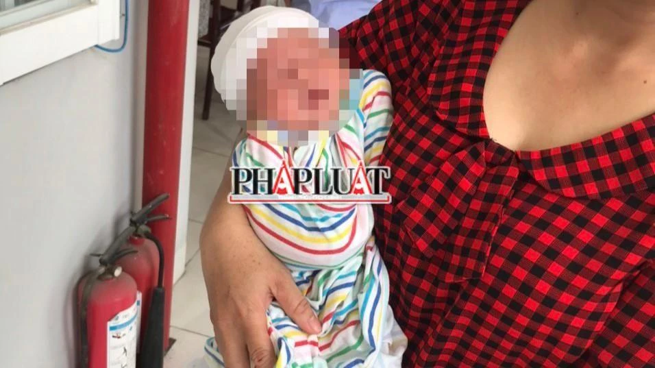 Một bé sơ sinh đang được giao dịch mua bán bị cơ quan công an bắt quả tang. Ảnh: NT