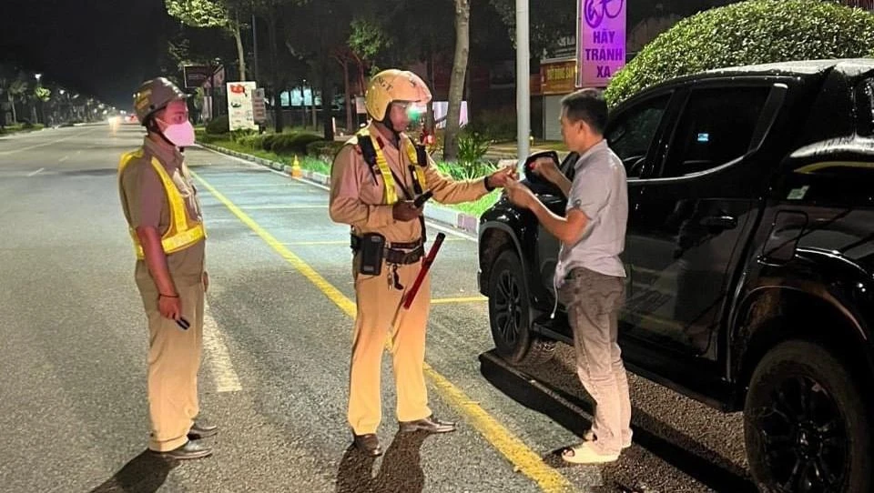 Nghiêm cấm can thiệp vào việc xử lý người điều khiển có nồng độ cồn. Ảnh: LA