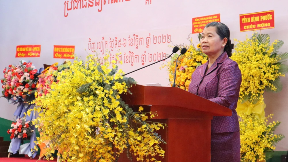 Bà Men Sam An, Phó Chủ tịch Đảng Nhân dân Campuchia, Phó Thủ tướng Vương quốc Campuchia, cảm ơn Hội hữu nghị Việt Nam-Campuchia đã ủng hộ, giúp đỡ nhân dân Campuchia. Ảnh: DH