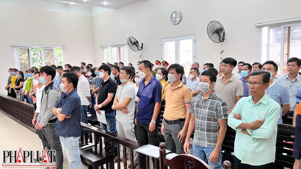 Rất đông bị hại đến tham dự phiên tòa. Ảnh: LÊ ÁNH