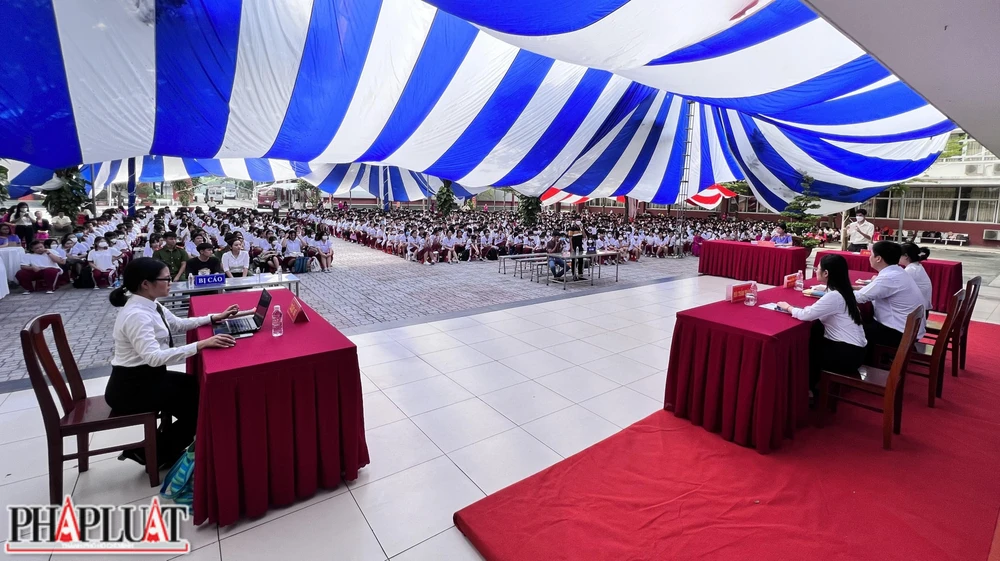 Theo dõi phiên tòa giúp các em dễ tiếp thu các kiến thức về pháp luật, từ đó tránh xa các hành vi vi phạm pháp luật. Ảnh: LÊ ÁNH