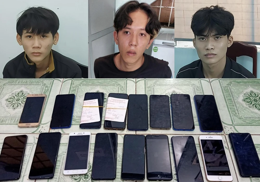 Nhóm thanh niên trộm gần 100 cái điện thoại bị tổ tuần tra 171 bắt giữ. Ảnh: CACC