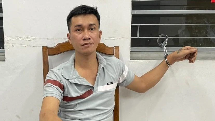 Cường bị bắt giữ khi đang mang súng đi bán. Ảnh: CABC