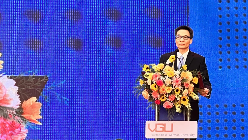 Phó Thủ tướng Vũ Đức Đam hi vọng ngôi trường này sẽ trở thành trường đại học hàng đầu, trong lĩnh vực đào tạo và nghiên cứu khoa học. Ảnh: LÊ ÁNH