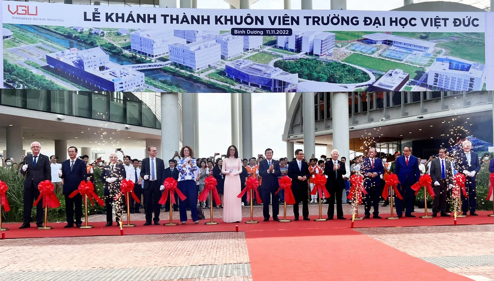 Các vị lãnh đạo cắt băng khánh thành Trường Đại học Việt Đức. Ảnh: LÊ ÁNH
