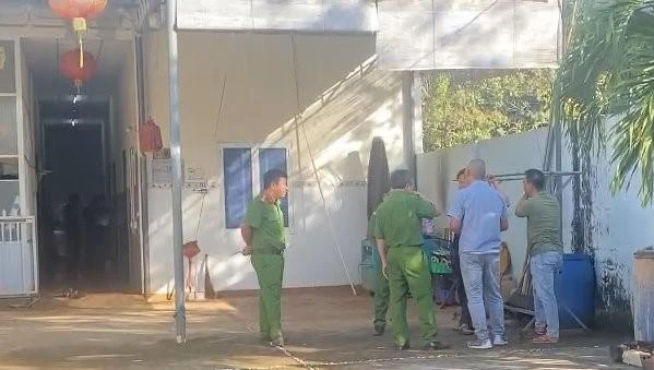 Cơ quan công an khám nghiệm hiện trường điều tra vụ việc. Ảnh: PHẠM YẾN Cơ quan công an khám nghiệm hiện trường điều tra vụ việc. Ảnh: PHẠM YẾN