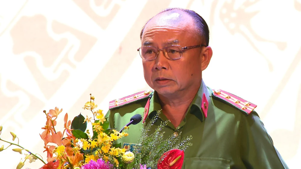 Đại tá Trần Văn Chính, Phó Giám đốc Công an tỉnh Bình Dương thông tin về tình hình phòng chống tội phạm của Công an tỉnh Bình Dương trong thời gian qua. Ảnh: LÊ ÁNH