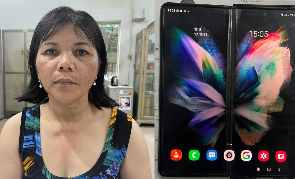 Loan và chiếc điện thoại trộm của chủ tiệm. Ảnh: CACC