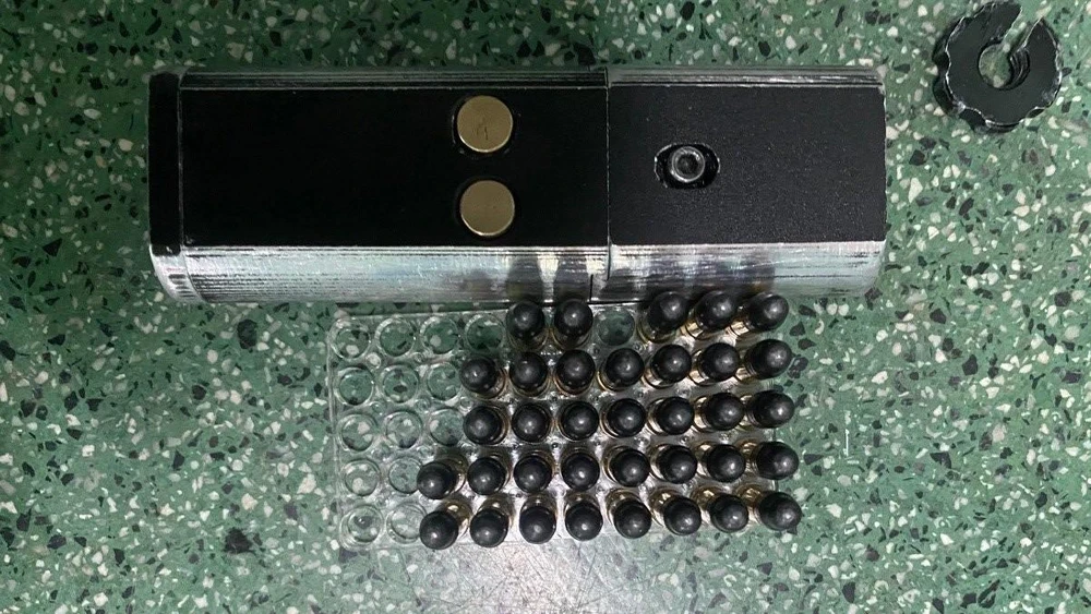 Súng và đạn tự chế thu giữ tại nơi ở của nhóm buôn ma túy. Ảnh: CACC