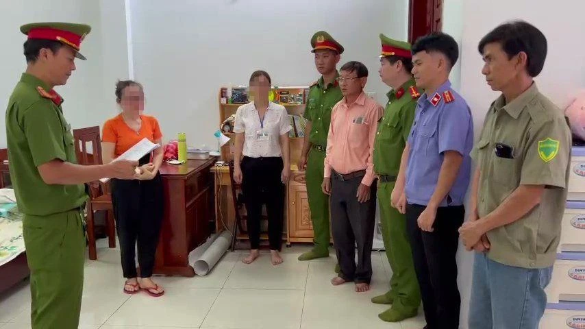 Công an tống đạt quyết định tố tụng với Phạm Đình Nhất và thực hiện lệnh bắt tạm giam với bị can này. Ảnh: CACC