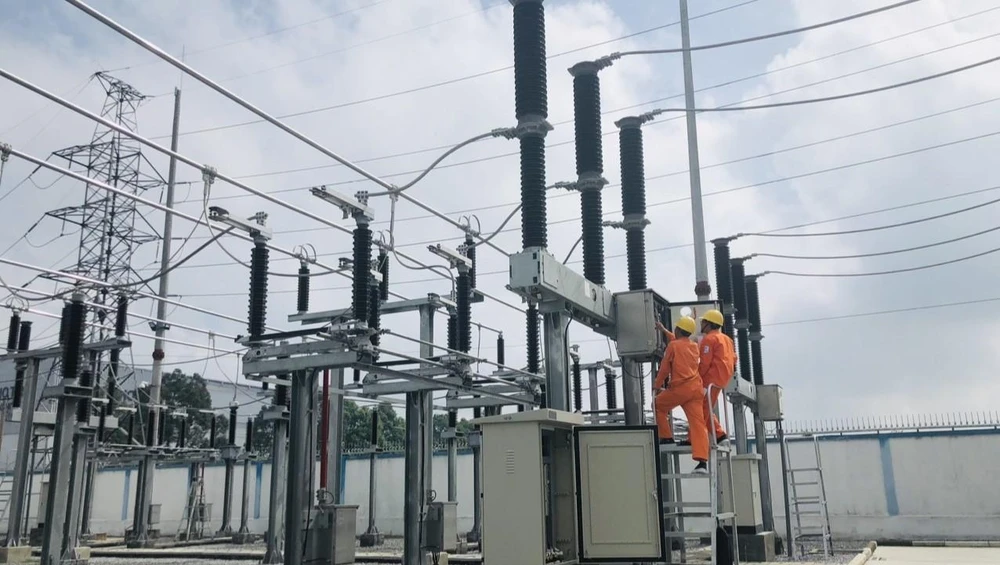 Ngành điện đang cắt giảm chi phí vượt qua khó khăn. Ảnh: LA