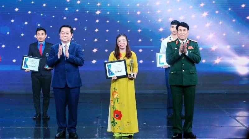 Chị Lê Thị An, giảng viên khoa Đại cương trường Đại học Kinh tế - Kỹ thuật Bình Dương đạt giải nhất cuộc thi. Ảnh: BETU