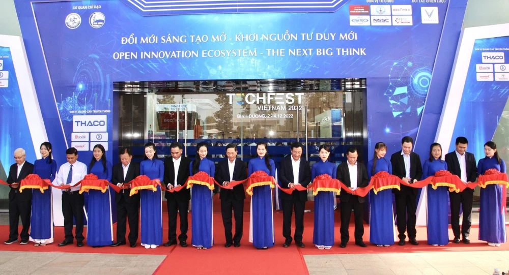 Lãnh đạo UBND tỉnh Bình Dương và Bộ Khoa học và Công nghệ cắt băng khai mạc chuỗi hoạt động ngày hội khởi nghiệp đổi mới sáng tạo quốc gia. Ảnh: BD
