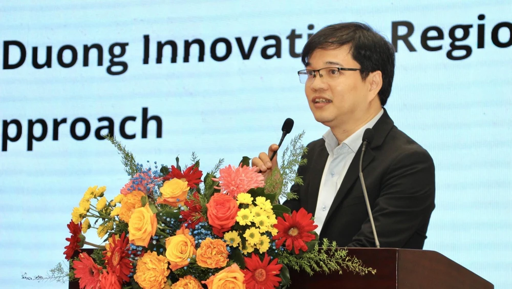 Tiến sĩ Ngô Minh Đức, hiệu trưởng trường Đại học Quốc tế Miền Đông trình bày tại hội thảo. Ảnh: LÊ ÁNH