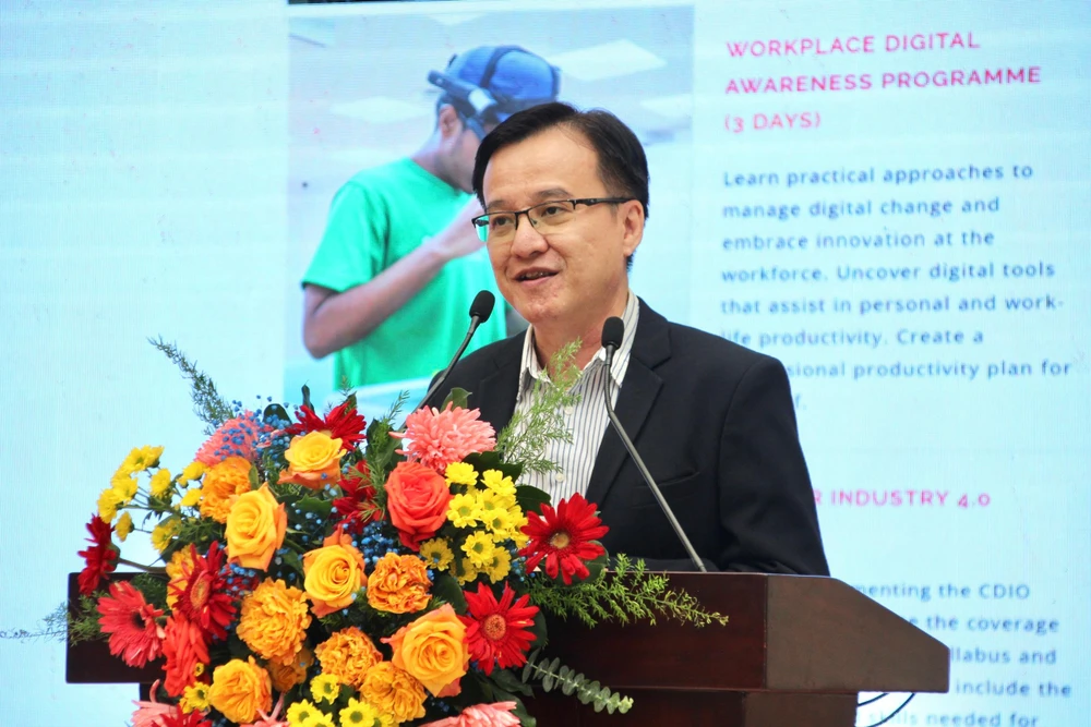 Tiến sĩ Toh Ser Khoon-Tổng giám đốc điều hành Công nghiệp và quan hệ quốc tế chia sẻ kinh nghiệm về đào tạo nhân lực. Ảnh: LÊ ÁNH