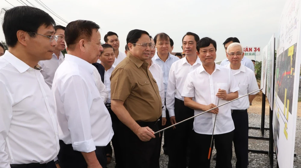 Thủ tướng nghe Bình Dương báo cáo tiến độ các công trình trọng điểm kết nối vùng. Ảnh: BD