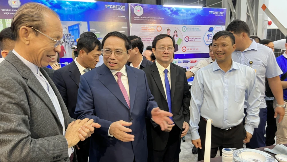 Thủ tướng đến từng gian hàng tham quan, đại diện các doanh nghiệp cũng chia sẻ về những sản phẩm đơn vị mình giới thiệu, trưng bày.