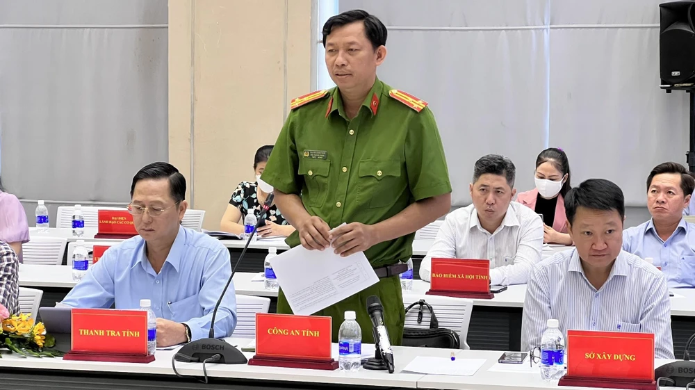 Thượng tá Nguyễn Minh Thân- Phó Trưởng phòng tham mưu (Công an tỉnh Bình Dương) thông tin về việc triển khai hệ thống Camera giám sát cháy, giám sát an ninh, an toàn giao thông. Ảnh: LÊ ÁNH