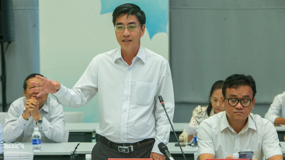 Ông Phạm Văn Tuyên (đứng) - Phó Giám đốc Sở Lao động-Thương binh và Xã hội tỉnh Bình Dương. Ảnh: LA